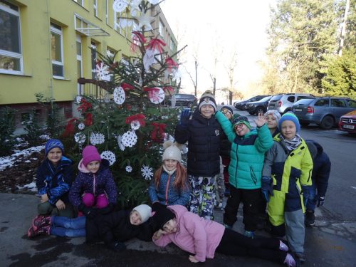 e023 - Zdobení stromečku před školou