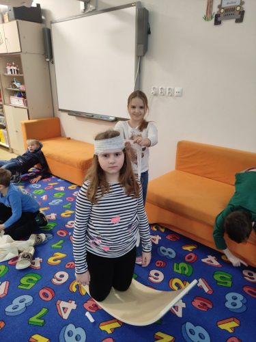 03 cestovatele zima SD