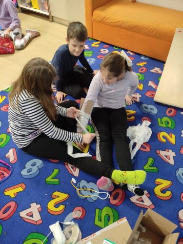 05 cestovatele zima SD