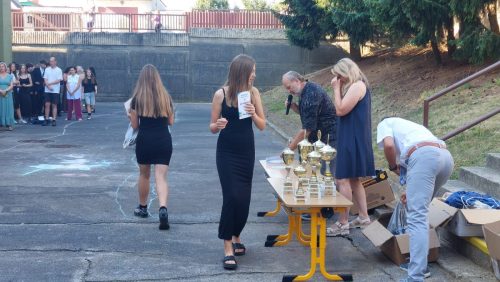 32 zakonceni 2026