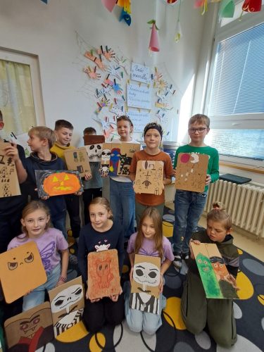 f011 - 4.A - výzdoba na halloweenskou stezku odvahy